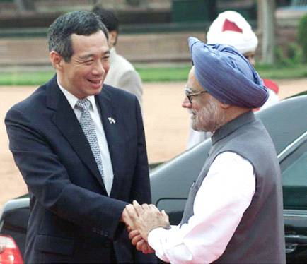Prime Minister of Singapore, Mr. Lee Hsein Loong is received by Prime Minister Dr. Manmohan Singh during the Ceremonial Reception in New Delhi on June 29, 2005.