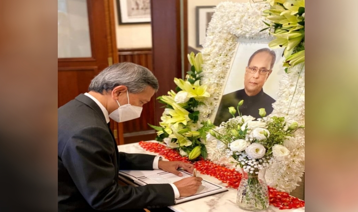  Minister for Foreign Affairs, Dr Vivian Balakrishnan, signing the condolence book opened for Shri Pranab Mukherjee.